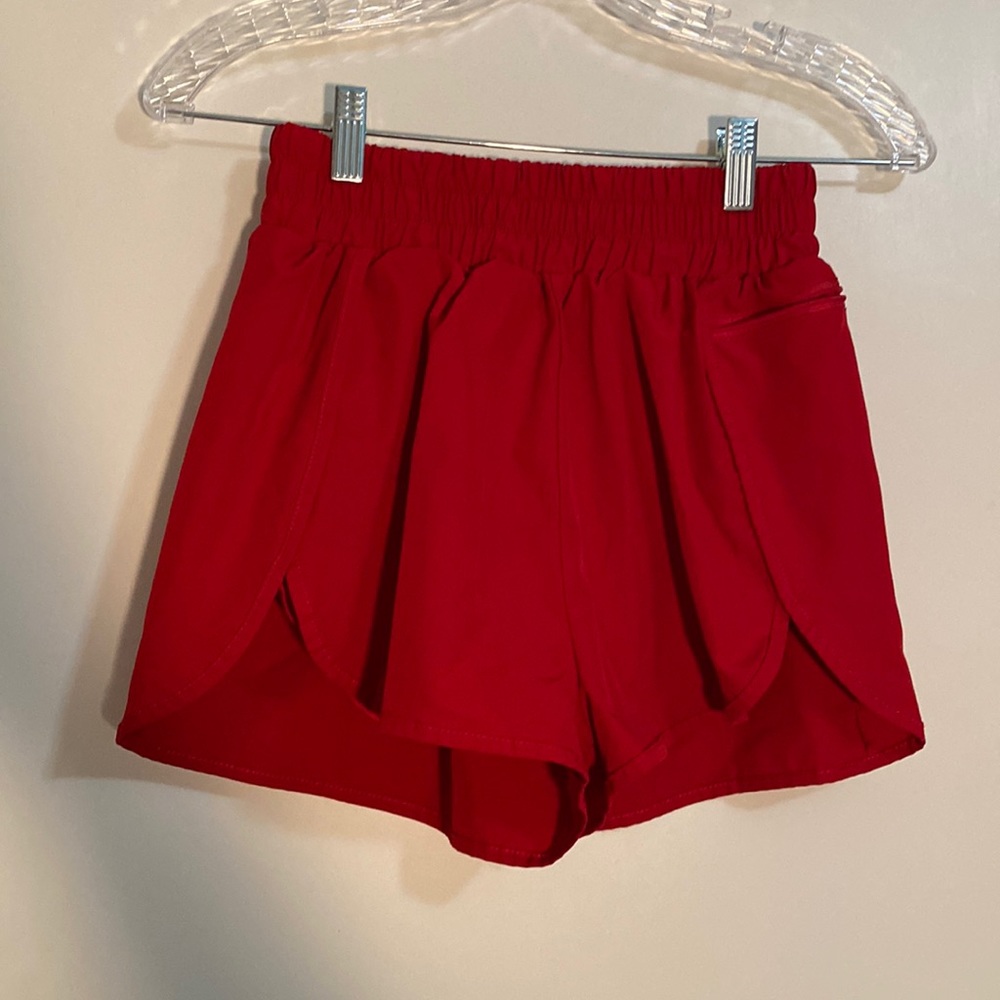High waisted red athletic shorts | Size S